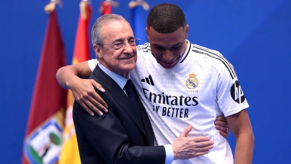 Florentino Pérez abraça Mbappé durante apresentação no Real Madrid.