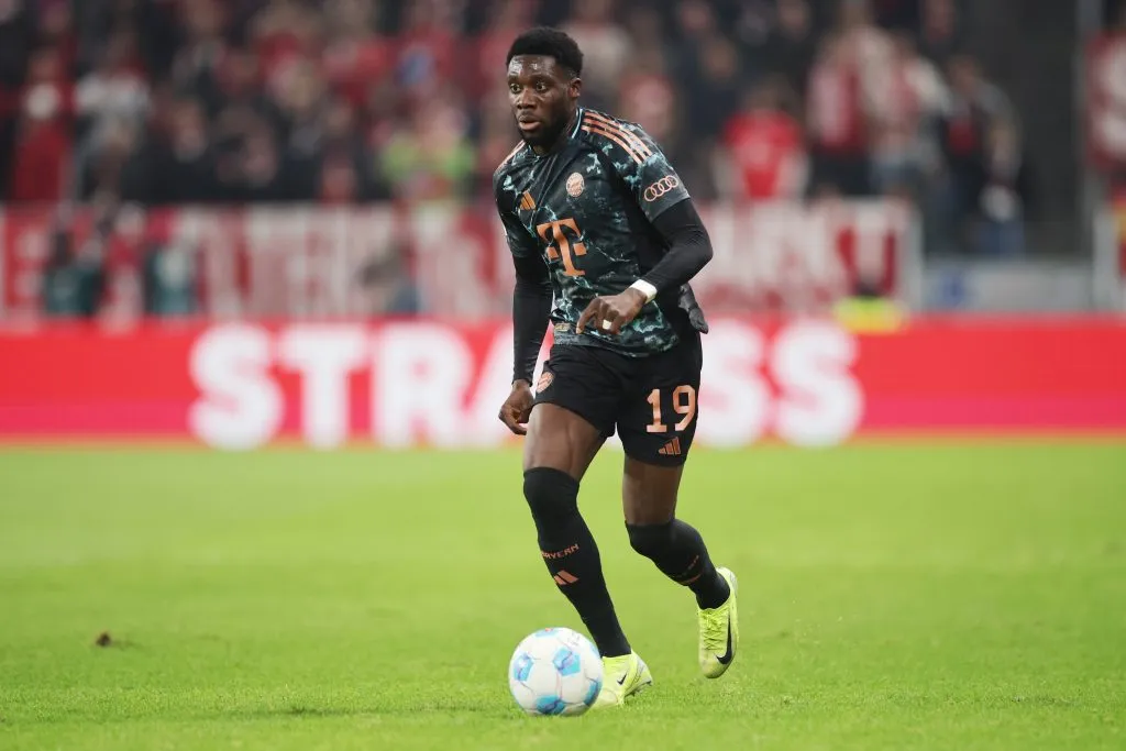 Davies em campo pelo Bayern (Photo by Alex Grimm/Getty Images)