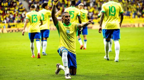 Raphinha comemora seu gol na partida entre Brasil e Peru, no dia 15 de outubro de 2024. (ZUMA Press, Inc. / Alamy Stock Photo)