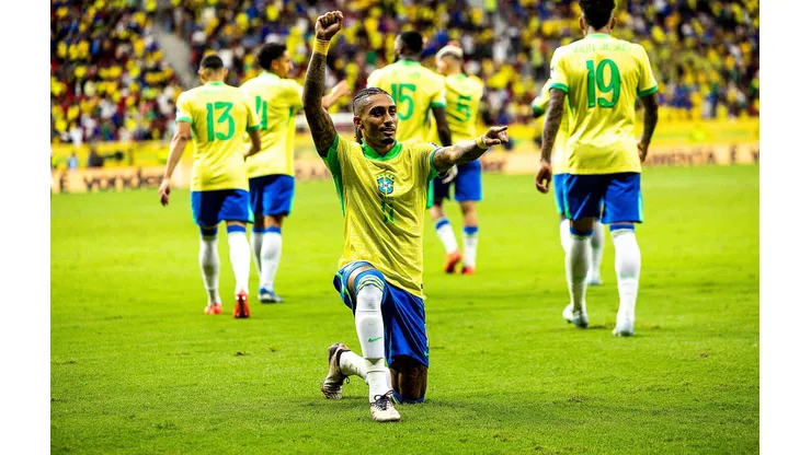 Raphinha comemora seu gol na partida entre Brasil e Peru, no dia 15 de outubro de 2024. (ZUMA Press, Inc. / Alamy Stock Photo)