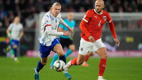 Haaland disputa a bola durante a partida entre Áustria e Noruega, no dia 13 de outubro de 2024. (APA-PictureDesk / Alamy Stock Photo)