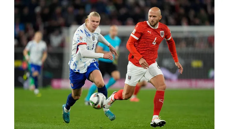 Haaland disputa a bola durante a partida entre Áustria e Noruega, no dia 13 de outubro de 2024. (APA-PictureDesk / Alamy Stock Photo)