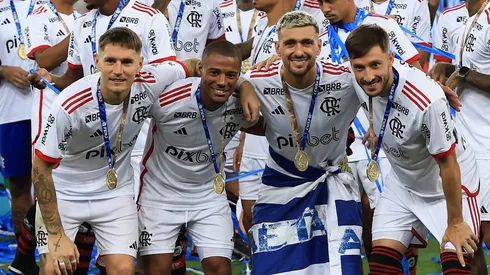 Jogadores uruguaios do Flamengo comemoram título em 2024.