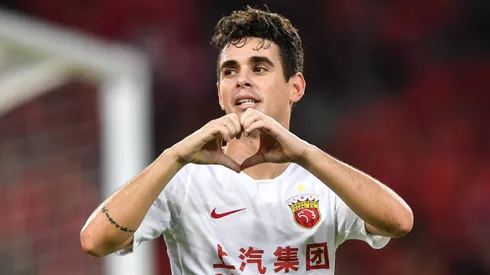 Oscar comemora gol marcado no futebol chinês.