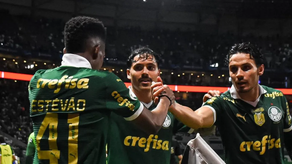 Estêvão celebrando gol pelo Palmeiras ao lado de Raphael Veiga e Maurício (IMAGO Sports Press Photo)