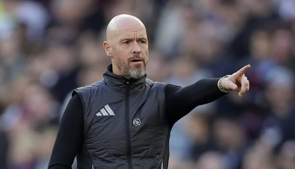 Erik ten Hag à beira do campo instruindo os jogadores do Manchester United (IMAGO Sportsphoto)