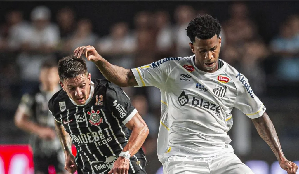 Gil, com a camisa do Santos, disputando um clássico contra o Corinthians no Paulistão (IMAGO Fotoarena)