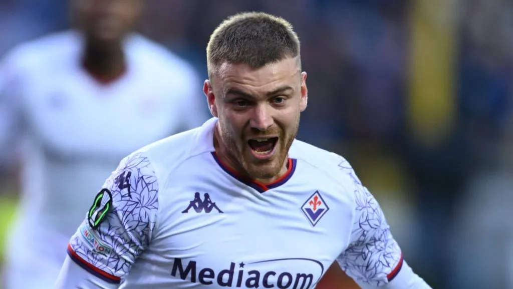 Lucas Beltrán (Fiorentina) comemora após marcar o primeiro gol de sua equipe durante a partida da UEFA Europa Conference League entre Club Brugge e Fiorentina (1-1) no Estádio Jan Breydel, em 8 de maio de 2024, em Bruges, Bélgica. (Foto: IMAGO / AFLOSPORT)