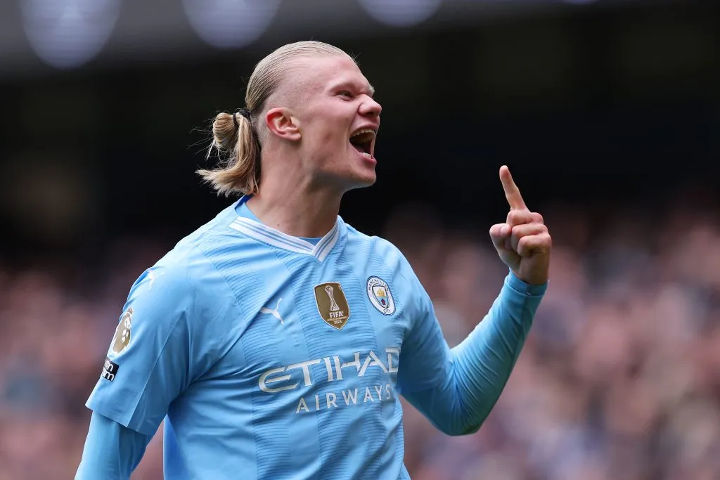 Erling Haaland comemora gol com a camisa do Manchester City. (Photo by Alex Livesey/Getty Images)