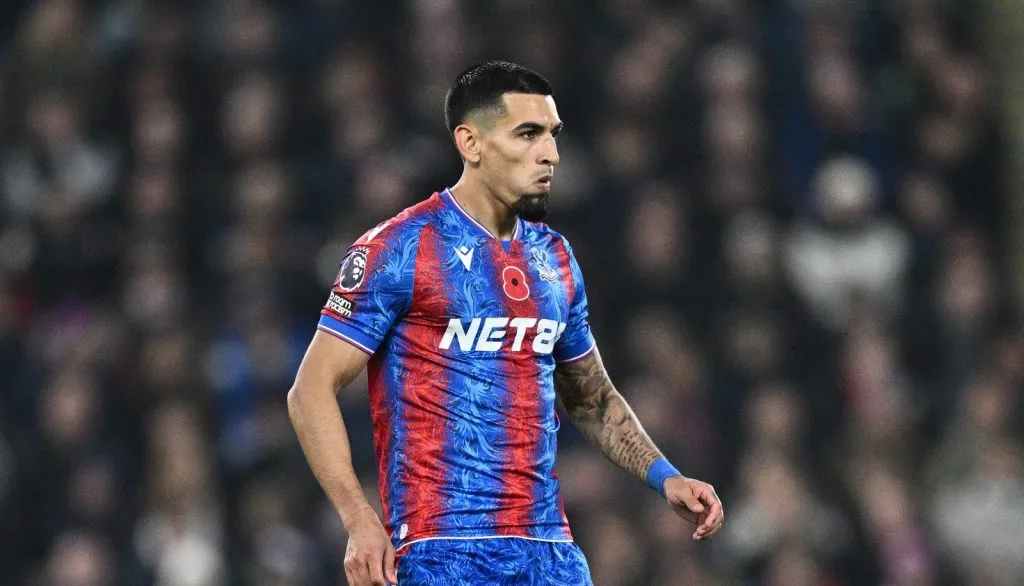 Daniel Muñoz em campo na partida entre Crystal Palace v Fulham (IMAGO Sebastian Frej)