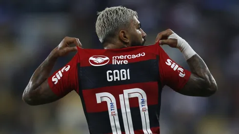 Gabigol comemora gol com a camisa do Flamengo.