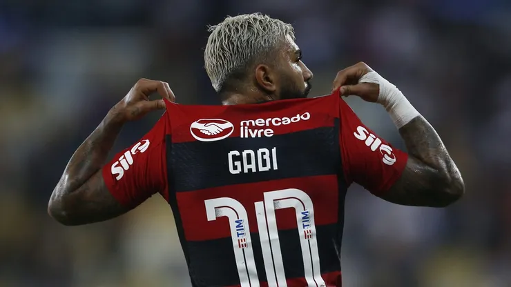 Gabigol comemora gol com a camisa do Flamengo.