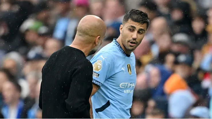 Rodri sai de campo com Guardiola no Manchester City. Foto: Michael Regan/Getty Images