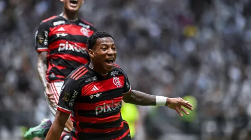 Gonzalo Plata comemora seu gol no confronto entre Atlético-MG e Flamengo, na decisão da Copa do Brasil, no dia 10 de novembro de 2024. (Foto Arena LTDA / Alamy Stock Photo)