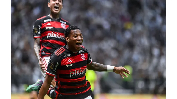 Gonzalo Plata comemora seu gol no confronto entre Atlético-MG e Flamengo, na decisão da Copa do Brasil, no dia 10 de novembro de 2024. (Foto Arena LTDA / Alamy Stock Photo)