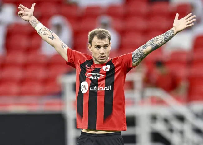 Roger Guedes em campo pelo Al-Rayyan. Foto: IMAGO / Naushad