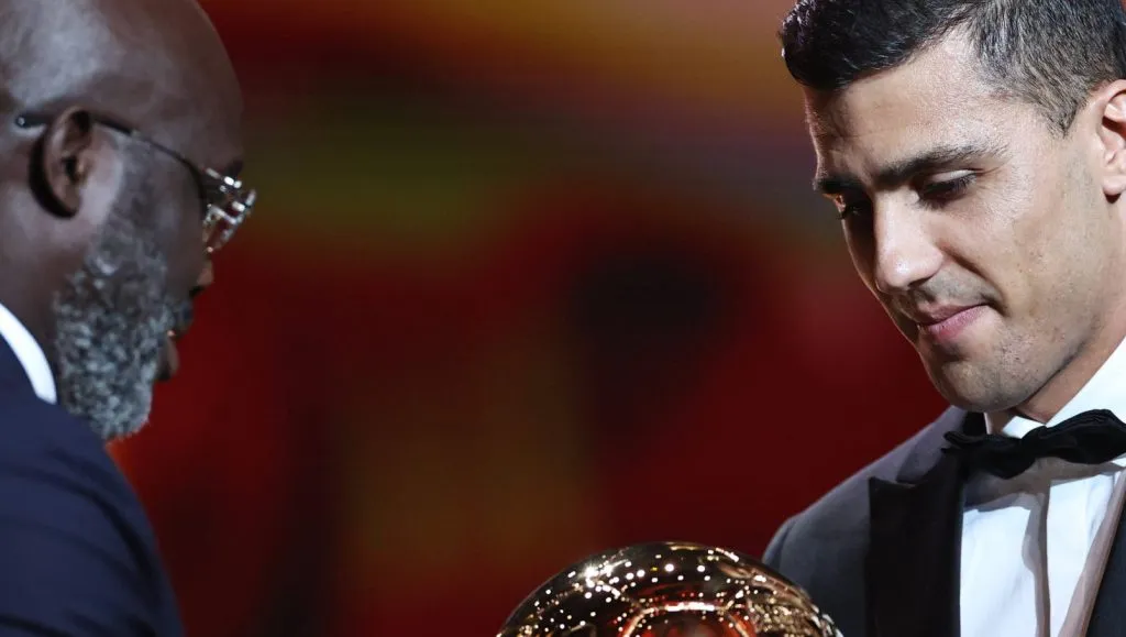 Rodri recebendo a Bola de Ouro de George Weah (IMAGO Xinhua)