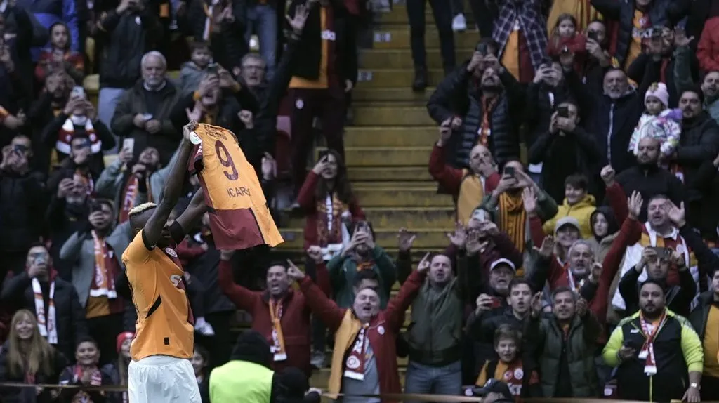 Victor Osimhen celebrando um gol pelo Galatasaray (IMAGO / Seskim Photo)