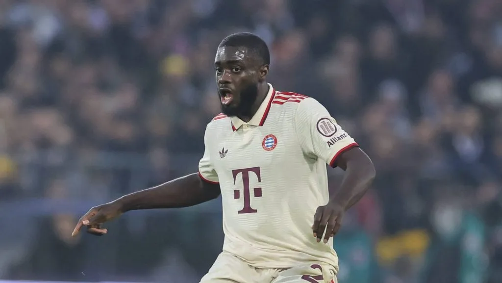 Dayot Upamecano em campo pelo Bayern de Munique (IMAGO DeFodi)