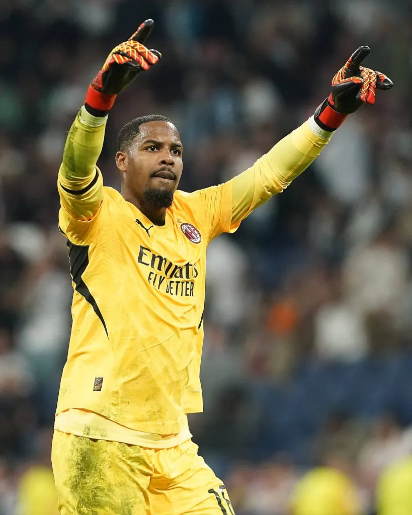 Goleiro Mike Maignan, do Milan, é alvo do Manchester City, caso Ederson saia. Foto: IMAGO /&nbsp;Alterphotos