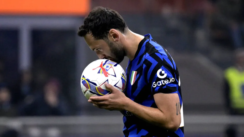 Çalhanoglu em partida pela Inter de Milão (Foto: IMAGO / Italy Photo Press)