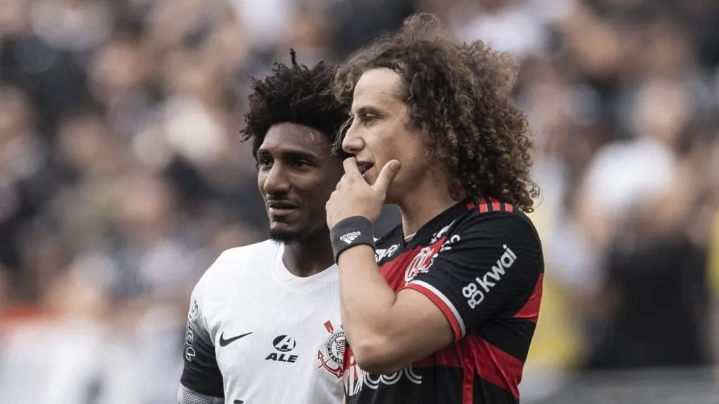 David Luiz conversando com Talles Magno no Corinthians v Flamengo (IMAGO Fotoarena)