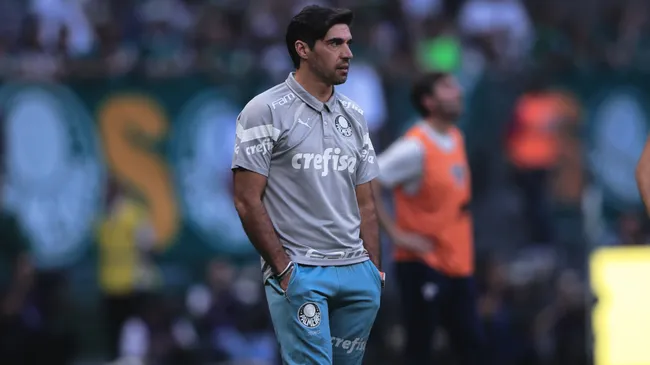 Abel Ferreira durante jogo do Palmeiras (Foto: Ettore Chiereguini/AGIF)