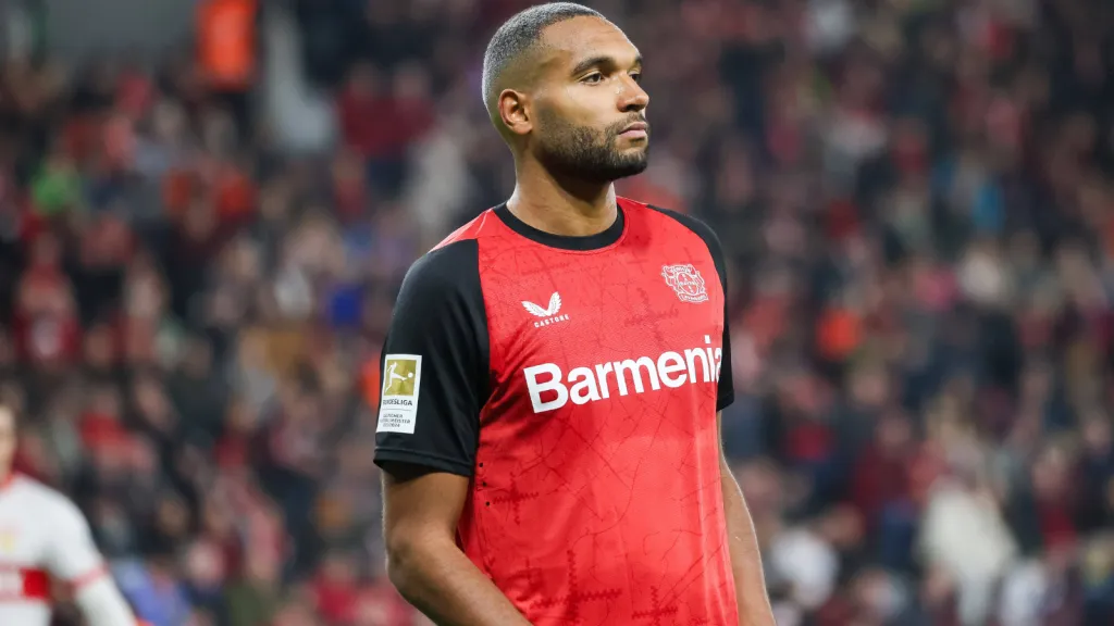 Jonathan&nbsp;Tah em partida pelo Bayer Leverkusen (Foto: IMAGO / Eibner)