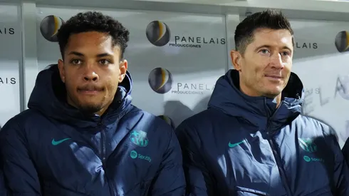 Vitor Roque ao lado de Lewandowski no banco do Barcelona. Foto: Angel Martinez/Getty Images