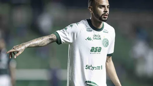 Pierre orienta seus companheiros no duelo entre Goiás e Guarani, no dia 02 de novembro de 2024. (AGIF / Alamy Stock Photo)