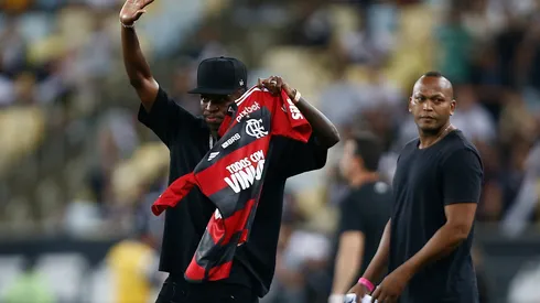 RIO DE JANEIRO, BRAZIL - JUNE 5: Vinicius Junior player of Real Madrid receives a tribute from Flamengo and Vasco before the match between Vasco da Gama and Flamengo as part of Brasileirao 2023 at Maracana Stadium on June 5, 2023 in Rio de Janeiro, Brazil. (Photo by Wagner Meier/Getty Images)