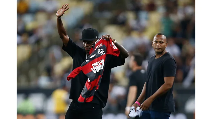 RIO DE JANEIRO, BRAZIL - JUNE 5: Vinicius Junior player of Real Madrid receives a tribute from Flamengo and Vasco before the match between Vasco da Gama and Flamengo as part of Brasileirao 2023 at Maracana Stadium on June 5, 2023 in Rio de Janeiro, Brazil. (Photo by Wagner Meier/Getty Images)