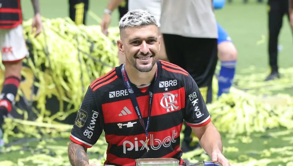 Arrascaeta com a taça da Copa Betano do Brasil (Gilson Lobo AGIF)