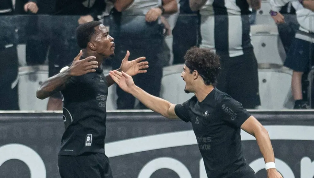 Cacá e André Ramalho em campo pelo Corinthians (IMAGO TheNews2)