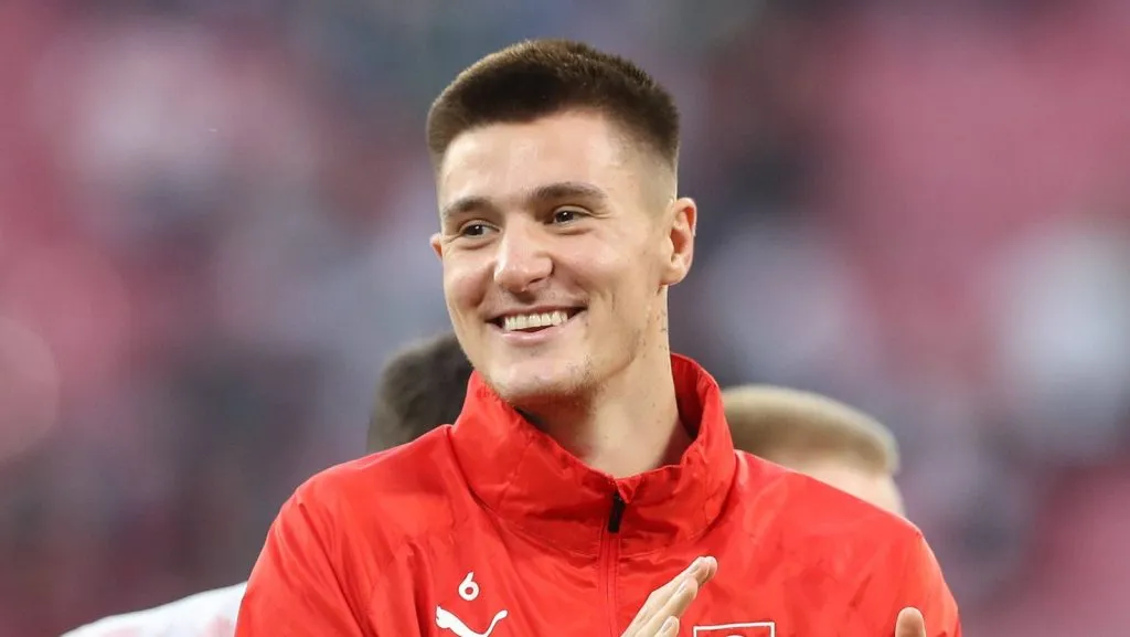 RB Leipzig - SC 0 Freiburg, da esquerda para a direita: Benjamin Šeško (Leipzig, 30) comemora a vitória, comemoração após o final da partida. (Foto: IMAGO / Jan Huebner)