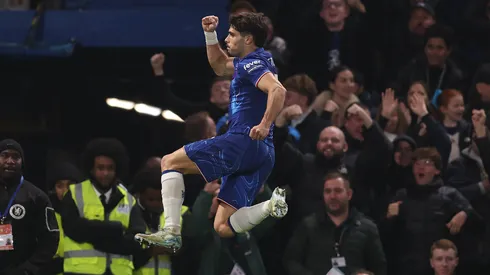 Pedro Neto marca gol contra o Arsenal