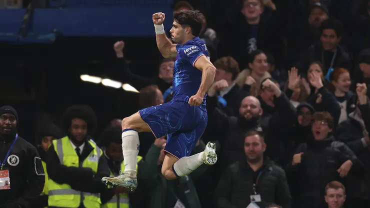 Pedro Neto marca gol contra o Arsenal
