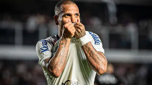 Otero comemora seu gol na vitória do Santos sobre o Vila Nova, no dia 02 de novembro de 2024. (Sipa US / Alamy Stock Photo)