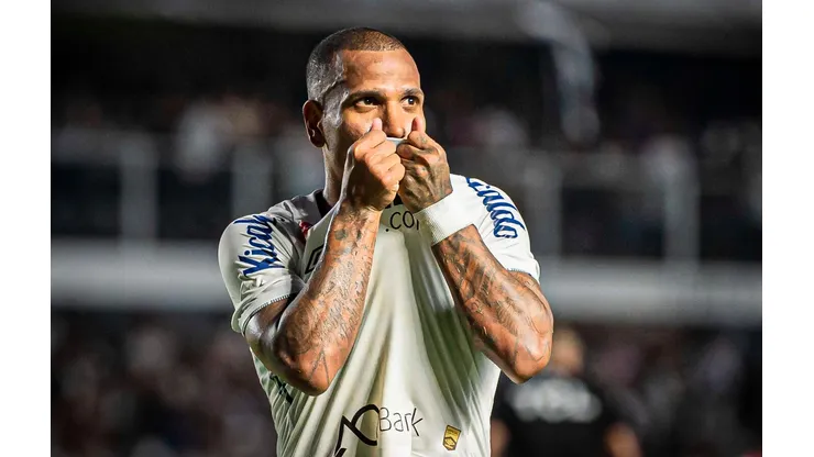 Otero comemora seu gol na vitória do Santos sobre o Vila Nova, no dia 02 de novembro de 2024. (Sipa US / Alamy Stock Photo)