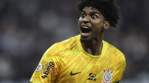 SAO PAULO, BRAZIL - NOVEMBER 04: Hugo Souza of Corinthians celebrates during a Brasileirao 2024 match between Corinthians and Palmeiras at Neo Quimica Arena on November 04, 2024 in Sao Paulo, Brazil. (Photo by Alexandre Schneider/Getty Images)