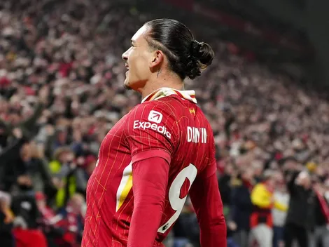 Liverpool vence Aston Villa e aumenta a vantagem na liderança