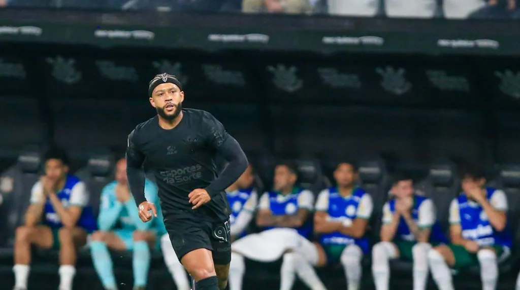Memphis Depay em campo no Corinthians v Palmeiras (IMAGO Sports Press Photo)