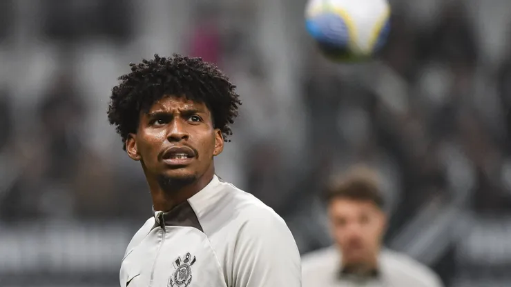 Hugo Souza com a camisa do Corinthians.