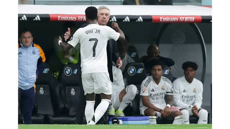 Vini Jr. e o técnico Carlo Ancelotti, do Real Madrid (Photo by Gonzalo Arroyo Moreno/Getty Images)