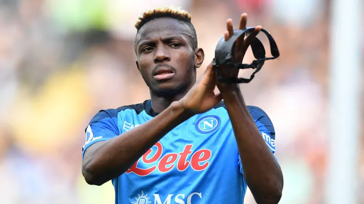 Osimhen com a camisa do Napoli, na última temporada.