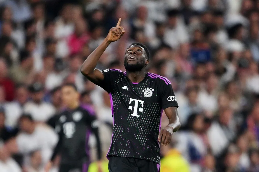 Alphonso Davies comemora gol marcado contra o Real Madrid. (Photo by David Ramos/Getty Images)