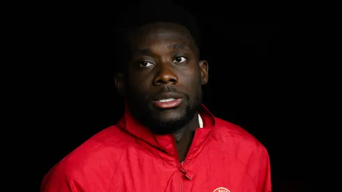 Davies com a camisa do Bayern de Munique.