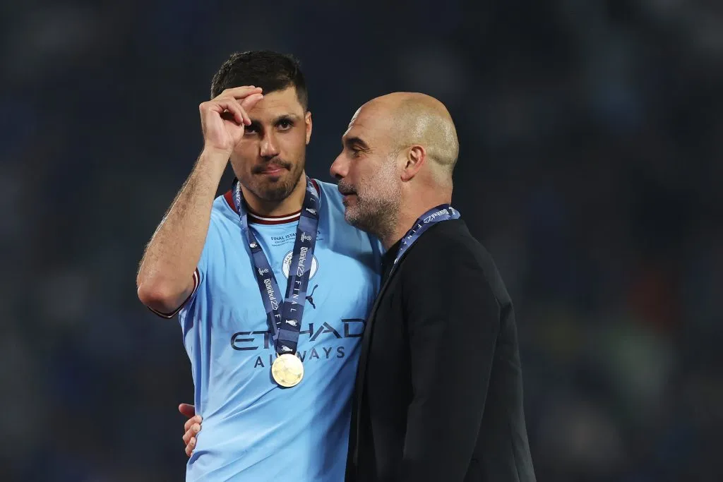 Pep Guardiola, do Manchester City, comemora a conquista da Champions League com Rodri. (Photo by Michael Steele/Getty Images)