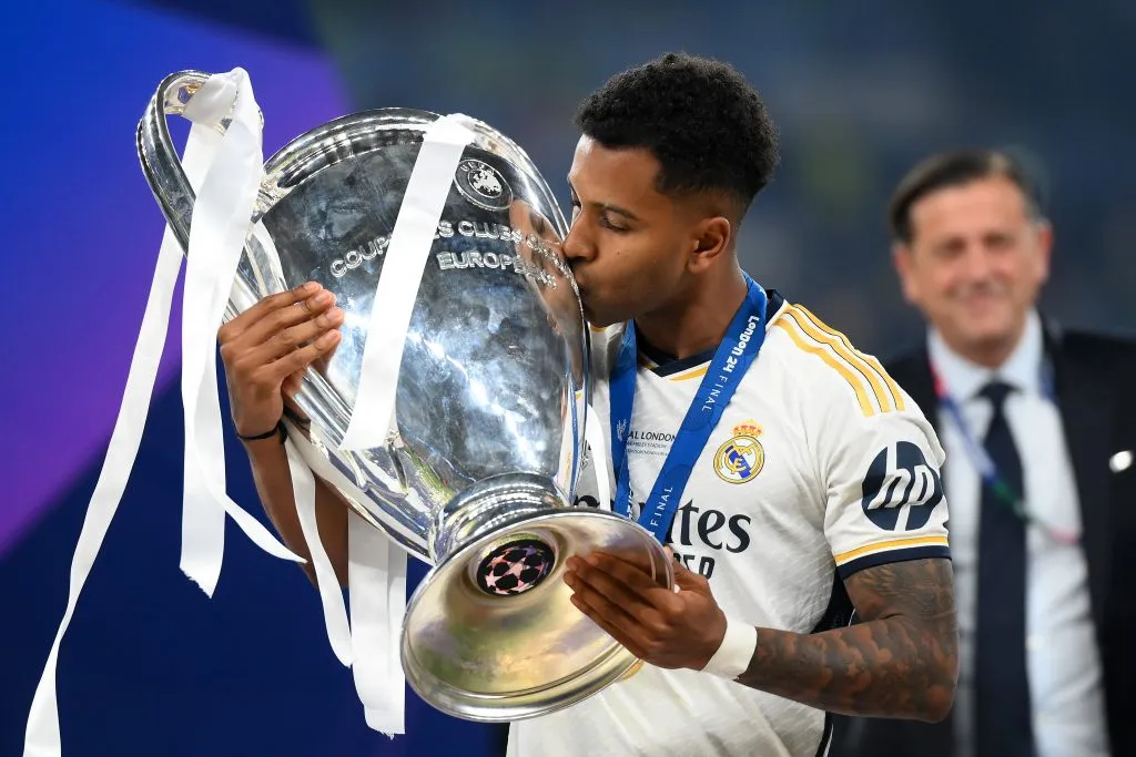 Rodrygo com a taça da UEFA Champions League. (Photo by Justin Setterfield/Getty Images)