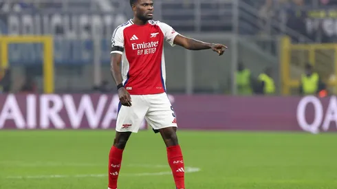 Thomas Partey orienta seus companheiros no duelo entre Inter de Milão e Arsenal, no dia 07 de novembro de 2024. (Pacific Press Media Production Corp. / Alamy Stock Photo)